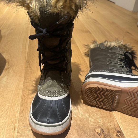 Sorel JOAN OF ARTIC Olive and Black Winter Boots with Faux Fur - Picture 6 of 7